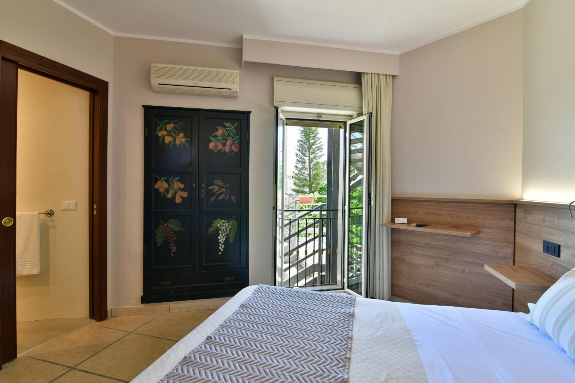 Hotel & Apartments Villa Linda Giardini Naxos Bagian luar foto