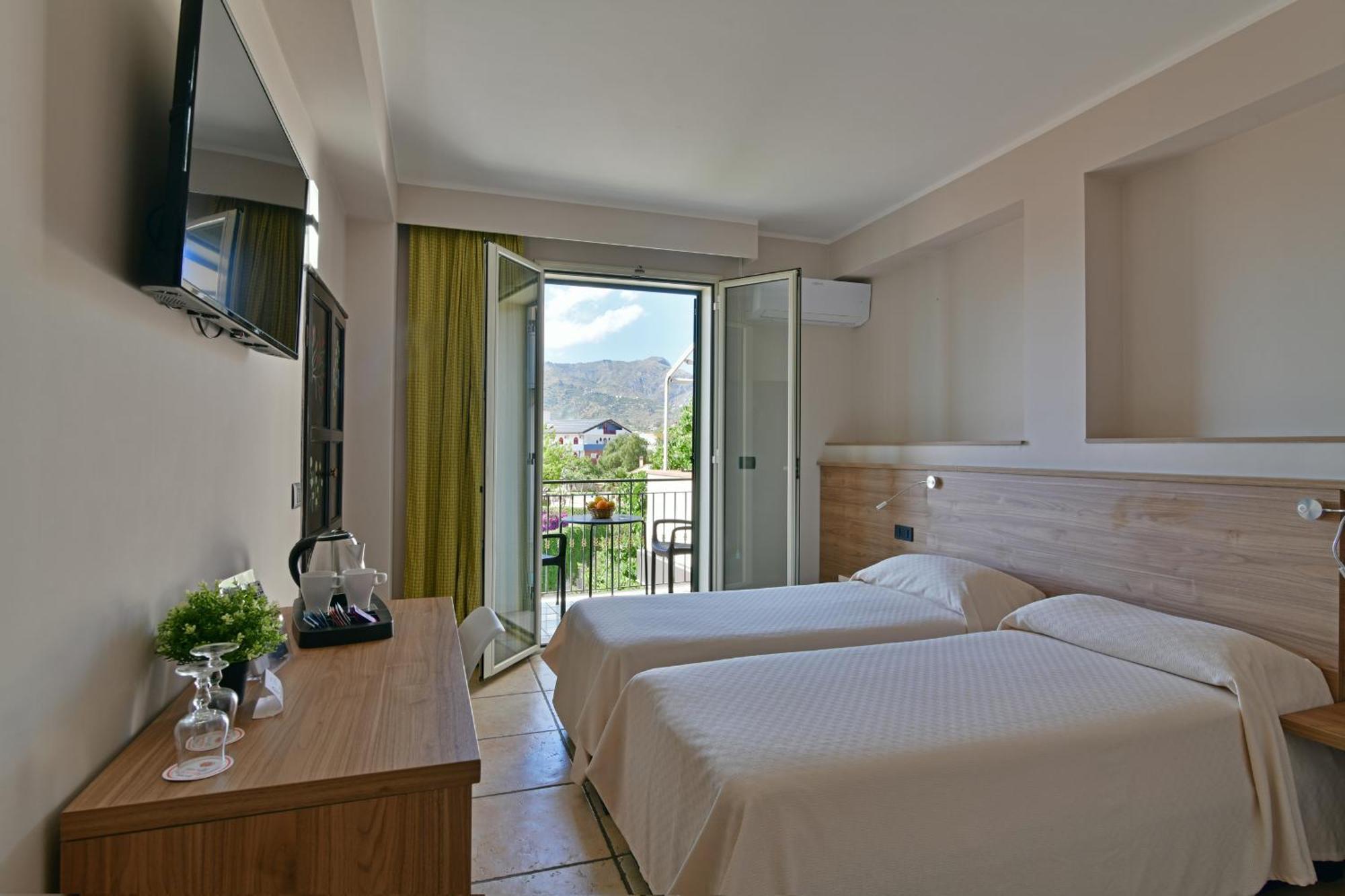 Hotel & Apartments Villa Linda Giardini Naxos Bagian luar foto